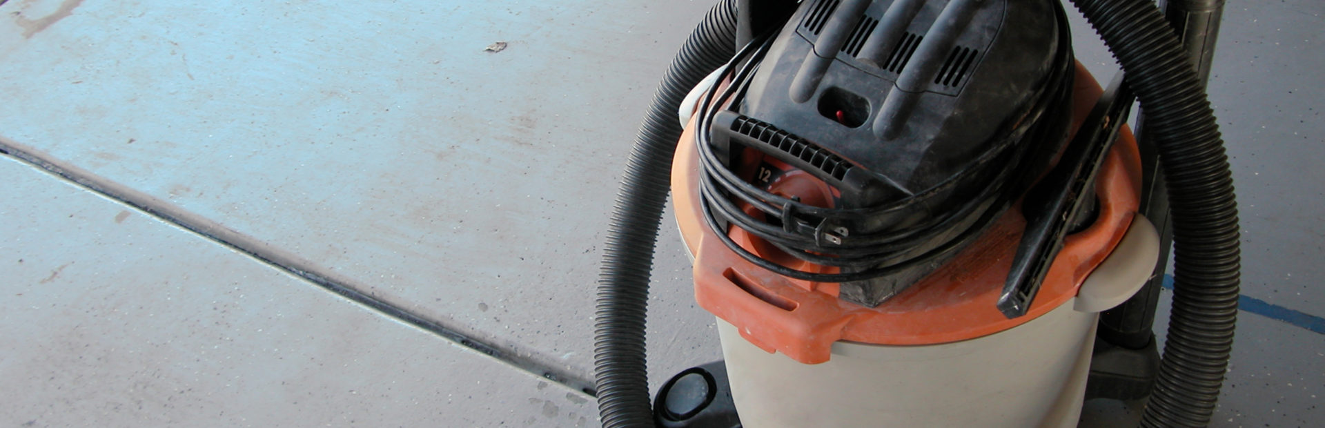 a shop vacum sitting on the garage floor